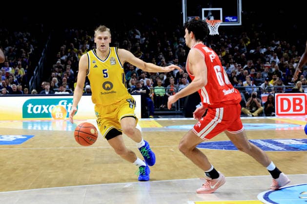 03.10.2026, Deutschland, GER, DEU, Basketball, 1.Bundesliga, 1.Tag, Saison 2026 2027, Berlin, ALBA Berlin vs Bamberg Sam Griesel ( ALBA Berlin 5 ), Yuval Hochstadter ( Bamberg 66 ) nordphoto GmbH Engler Berlin Uber-Arena Berlin Deutschland Copyright: xNordphotox xEnglerx