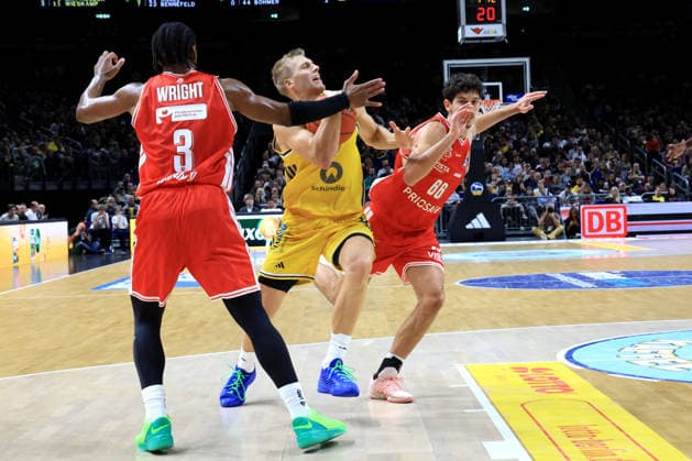 03.10.2026, Deutschland, GER, DEU, Basketball, 1.Bundesliga, 1.Tag, Saison 2026 2027, Berlin, ALBA Berlin vs Bamberg Sam Griesel ( ALBA Berlin 5 ), Yuval Hochstadter ( Bamberg 66 ), Jordan Wright ( Bamberg 3 ) nordphoto GmbH Engler Berlin Uber-Arena Berlin Deutschland Copyright: xNordphotox xEnglerx