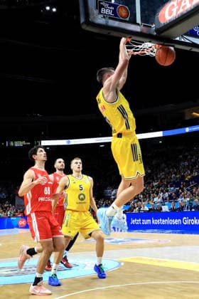 03.10.2026, Deutschland, GER, DEU, Basketball, 1.Bundesliga, 1.Tag, Saison 2026 2027, Berlin, ALBA Berlin vs Bamberg JOE WIESKAMP ( ALBA Berlin 11 ), Sam Griesel ( ALBA Berlin 5 ), Yuval Hochstadter ( Bamberg 66 ) nordphoto GmbH Engler Berlin Uber-Arena Berlin Deutschland Copyright: xNordphotox xEnglerx