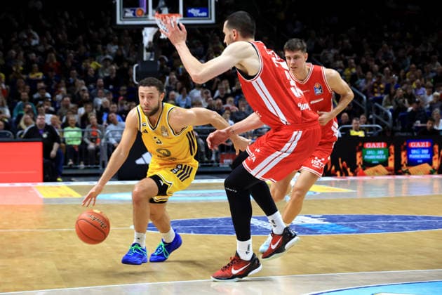 03.10.2026, Deutschland, GER, DEU, Basketball, 1.Bundesliga, 1.Tag, Saison 2026 2027, Berlin, ALBA Berlin vs Bamberg JORDAN FORD ( ALBA Berlin 3 ), Daniel Keppeler ( Bamberg 31 ), Richard Balint ( Bamberg 11 ) nordphoto GmbH Engler Berlin Uber-Arena Berlin Deutschland Copyright: xNordphotox xEnglerx