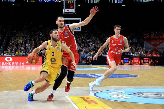 03.10.2026, Deutschland, GER, DEU, Basketball, 1.Bundesliga, 1.Tag, Saison 2026 2027, Berlin, ALBA Berlin vs Bamberg JORDAN FORD ( ALBA Berlin 3 ), Daniel Keppeler ( Bamberg 31 ) nordphoto GmbH Engler Berlin Uber-Arena Berlin Deutschland Copyright: xNordphotox xEnglerx