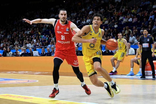 03.10.2026, Deutschland, GER, DEU, Basketball, 1.Bundesliga, 1.Tag, Saison 2026 2027, Berlin, ALBA Berlin vs Bamberg BRANDON ANGEL ( ALBA Berlin 21 ), Daniel Keppeler ( Bamberg 31 ) nordphoto GmbH Engler Berlin Uber-Arena Berlin Deutschland Copyright: xNordphotox xEnglerx