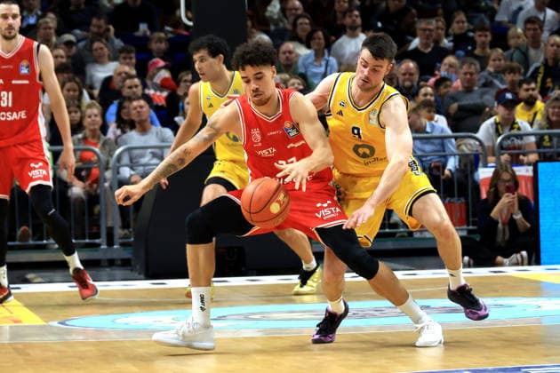 03.10.2026, Deutschland, GER, DEU, Basketball, 1.Bundesliga, 1.Tag, Saison 2026 2027, Berlin, ALBA Berlin vs Bamberg JONAS MATTISSECK ( ALBA Berlin 9 ), Joshua Obiesie ( Bamberg 77 ) nordphoto GmbH Engler Berlin Uber-Arena Berlin Deutschland Copyright: xNordphotox xEnglerx
