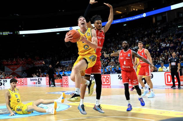 03.10.2026, Deutschland, GER, DEU, Basketball, 1.Bundesliga, 1.Tag, Saison 2026 2027, Berlin, ALBA Berlin vs Bamberg Justin Bean ( ALBA Berlin 34 ), Jonathan Baehre ( Bamberg 1 ) nordphoto GmbH Engler Berlin Uber-Arena Berlin Deutschland Copyright: xNordphotox xEnglerx