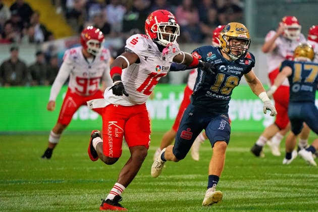 Finn Gornig (Dresden Monarchs, 18) und Moritz Richter (Potsdam Royals, 18) Quarterback im Laufduell Dresden Monarchs vs. Potsdam Royals, American Football, German Football League, GFL Bowl, Saison 2026, 03.10.2026 Dresden Monarchs vs. Potsdam Royals, American Football, German Football League, GFL Bowl, Saison 2026, 03.10.2026 Dresden Copyright: xEibner-Pressefoto PiaxSchindlerx EP_PSR