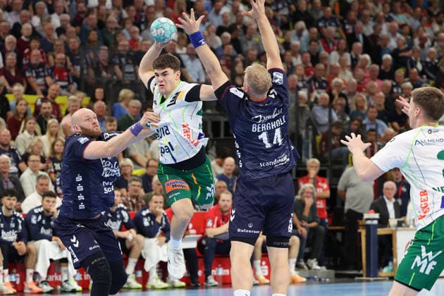 03.10.2026, xBHAx, Handball, Opel HBL, Saison 2026 2027, 1.HBL, SG Flensburg-Handewitt - FRISCH AUF! Göppingen, GGW Arena: Arnar Freyr Arnarsson (SG Flensburg-Handewitt, 41) gegen Elias Newel(FRISCH AUF! Göppingen, 40) und Emil Bergholt(SG Flensburg-Handewitt, 14) Schleswig-Holstein Deutschkand