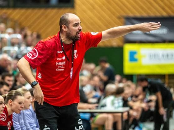 Manel Cirac Gascon, Cheftrainer (SG Nuertingen-Zizishausen) dirigiert seine Mannschaft lautstark, SG Nürtingen-Zizishausen vs. Frisch Auf Goeppingen, Handball, DHB-Pokal, Spielzeit 2026 2027, 03.10.2026 SG Nürtingen-Zizishausen vs. Frisch Auf Goeppingen, Handball, DHB-Pokal, Spielzeit 2026 2027, 03.10.2026 Nuertingen Copyright: xMichaelxSchmidt Eibner-Pressefotx EP_MST
