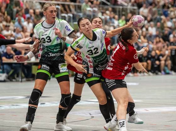 Haruno Sasaki (Frisch Auf Frauen, 32) sucht die Luecke zwischen Luisa Schulze (Frisch Auf Frauen, 33) und Lisa Wieder (SG Nuertingen-Zizishausen, 07), SG Nürtingen-Zizishausen vs. Frisch Auf Goeppingen, Handball, DHB-Pokal, Spielzeit 2026 2027, 03.10.2026 SG Nürtingen-Zizishausen vs. Frisch Auf Goeppingen, Handball, DHB-Pokal, Spielzeit 2026 2027, 03.10.2026 Nuertingen Copyright: xMichaelxSchmidt Eibner-Pressefotx EP_MST