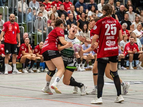 Lara Daeuble (Frisch Auf Frauen, 95) im Zweikampf mit Lisa Wieder (SG Nuertingen-Zizishausen, 07), SG Nürtingen-Zizishausen vs. Frisch Auf Goeppingen, Handball, DHB-Pokal, Spielzeit 2026 2027, 03.10.2026 SG Nürtingen-Zizishausen vs. Frisch Auf Goeppingen, Handball, DHB-Pokal, Spielzeit 2026 2027, 03.10.2026 Nuertingen Copyright: xMichaelxSchmidt Eibner-Pressefotx EP_MST