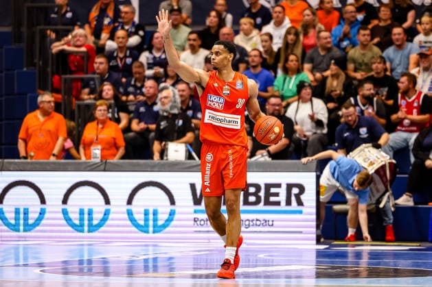 Jaylen Sims (ratiopharm ulm, 30) am Ball, gibt Anweisungen, gestikuliert, GER, Syntainics MBC vs. Ratiopharm Ulm, Basketball, 1. Bundesliga, 4. Spieltag, Spielzeit 2026 2027, 03.10.2026 GER, Syntainics MBC vs. Ratiopharm Ulm, Basketball, 1. Bundesliga, 4. Spieltag, Spielzeit 2026 2027, 03.10.2026 Weissenfels Copyright: xEibner-Pressefoto LauraxRoemerx EP_LRR