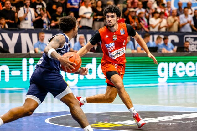 Adam Atamna (ratiopharm ulm, 00) in der Rueckwaertsbewegung, GER, Syntainics MBC vs. Ratiopharm Ulm, Basketball, 1. Bundesliga, 4. Spieltag, Spielzeit 2026 2027, 03.10.2026 GER, Syntainics MBC vs. Ratiopharm Ulm, Basketball, 1. Bundesliga, 4. Spieltag, Spielzeit 2026 2027, 03.10.2026 Weissenfels Copyright: xEibner-Pressefoto LauraxRoemerx EP_LRR