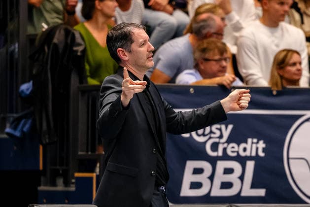 Ty Harrelson (ratiopharm ulm, Chef-Trainer) gibt Anweisungen, gestikuliert, GER, Syntainics MBC vs. Ratiopharm Ulm, Basketball, 1. Bundesliga, 4. Spieltag, Spielzeit 2026 2027, 03.10.2026 GER, Syntainics MBC vs. Ratiopharm Ulm, Basketball, 1. Bundesliga, 4. Spieltag, Spielzeit 2026 2027, 03.10.2026 Weissenfels Copyright: xEibner-Pressefoto LauraxRoemerx EP_LRR