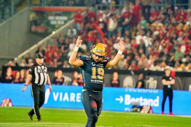 Vance Feuerbacher (Dresden Monarchs, 19) animiert die Fans Dresden Monarchs vs. Potsdam Royals, American Football, German Football League, GFL Bowl, Saison 2026, 03.10.2026 Dresden Monarchs vs. Potsdam Royals, American Football, German Football League, GFL Bowl, Saison 2026, 03.10.2026 Dresden Copyright: xEibner-Pressefoto PiaxSchindlerx EP_PSR