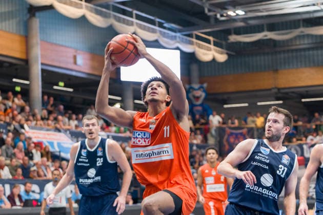 Borisa Simanic (MBC, 22), Meissa Faye (Ulm, 11), Spencer Reaves (MBC, 31), Syntainics MBC vs. Ratiopharm Ulm, BBL, Basketball Männer 1. Bundesliga, 4. Spieltag Saison 2026 27, 03.10.2026. Weißenfels Stadthalle Sachsen-Anhalt Deutschland