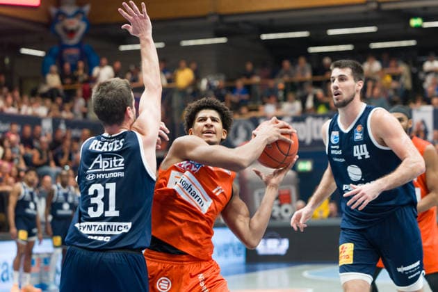 Spencer Reaves (MBC, 31), Meissa Faye (Ulm, 11), Jure Planinic (MBC, 44), Syntainics MBC vs. Ratiopharm Ulm, BBL, Basketball Männer 1. Bundesliga, 4. Spieltag Saison 2026 27, 03.10.2026. Weißenfels Stadthalle Sachsen-Anhalt Deutschland