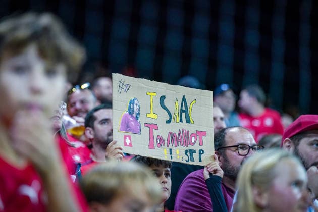 Fussball UEFA Nations League 2026 - 2027, 3. Spieltag - Schweiz vs Slowenien - Thermoplan Arena (Luzern): Schweizer Fans auf der Tribüne mit selbst gestaltetem Fanplakat für Isaac Schmidt mit der Aufschrift ISAAC Ton Maillot SJP und der Nummer 17. Cedric Itten (Schweiz, 17) Zuschauer, Fans, Schweiz, Schweizer Nationalmannschaft, Nati, Isaac Schmidt, Fanplakat, Transparent, Spruchband, Trikot, Maillot, Unterstützung, Fankultur, Tribüne, Fußball, UEFA Nations League Copyright: xJOERANxSTEINSIEKx