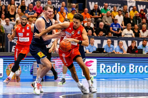 Michael Rataj (ratiopharm ulm, 12) am Ball, Zweikampf, Duell, Kampf Borisa Simanic (SYNTAINICS MBC, 22) , GER, Syntainics MBC vs. Ratiopharm Ulm, Basketball, 1. Bundesliga, 4. Spieltag, Spielzeit 2026 2027, 03.10.2026 GER, Syntainics MBC vs. Ratiopharm Ulm, Basketball, 1. Bundesliga, 4. Spieltag, Spielzeit 2026 2027, 03.10.2026 Weissenfels Copyright: xEibner-Pressefoto LauraxRoemerx EP_LRR