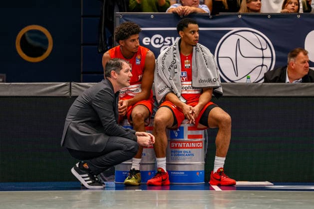 Ty Harrelson (ratiopharm ulm, Chef-Trainer) mit Meissa Faye (ratiopharm ulm, 11) und Jaylen Sims (ratiopharm ulm, 30) am Spielfeldrand, GER, Syntainics MBC vs. Ratiopharm Ulm, Basketball, 1. Bundesliga, 4. Spieltag, Spielzeit 2026 2027, 03.10.2026 GER, Syntainics MBC vs. Ratiopharm Ulm, Basketball, 1. Bundesliga, 4. Spieltag, Spielzeit 2026 2027, 03.10.2026 Weissenfels Copyright: xEibner-Pressefoto LauraxRoemerx EP_LRR