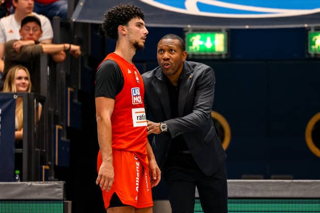 Tyron McCoy (ratiopharm ulm, Co-Trainer) im Gespraech mit Adam Atamna (ratiopharm ulm, 00), GER, Syntainics MBC vs. Ratiopharm Ulm, Basketball, 1. Bundesliga, 4. Spieltag, Spielzeit 2026 2027, 03.10.2026 GER, Syntainics MBC vs. Ratiopharm Ulm, Basketball, 1. Bundesliga, 4. Spieltag, Spielzeit 2026 2027, 03.10.2026 Weissenfels Copyright: xEibner-Pressefoto LauraxRoemerx EP_LRR