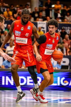 Oluwasimisola Shittu (ratiopharm ulm, 45) und Adam Atamna (ratiopharm ulm, 00) am Ball, GER, Syntainics MBC vs. Ratiopharm Ulm, Basketball, 1. Bundesliga, 4. Spieltag, Spielzeit 2026 2027, 03.10.2026 GER, Syntainics MBC vs. Ratiopharm Ulm, Basketball, 1. Bundesliga, 4. Spieltag, Spielzeit 2026 2027, 03.10.2026 Weissenfels Copyright: xEibner-Pressefoto LauraxRoemerx EP_LRR