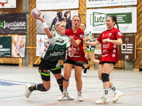 Luisa Schulze (Frisch Auf Frauen, 33) am Kreis gegen Lisa Fuchs (SG Nuertingen-Zizishausen, 24) und Lisa Wieder (SG Nuertingen-Zizishausen, 07), SG Nürtingen-Zizishausen vs. Frisch Auf Goeppingen, Handball, DHB-Pokal, Spielzeit 2026 2027, 03.10.2026 SG Nürtingen-Zizishausen vs. Frisch Auf Goeppingen, Handball, DHB-Pokal, Spielzeit 2026 2027, 03.10.2026 Nuertingen Copyright: xMichaelxSchmidt Eibner-Pressefotx EP_MST