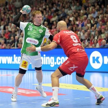 Jonathan Edvardsson (TSV Hannover-Burgdorf 26) beim Wurf; Adrian Sipos (MT Melsungen 8) , GER, MT Melsungen - TSV Hannover-Burgdorf, Handball, 1. Bundesliga, 7. Spieltag, Saison 2026 2027, 03.10.2026, GER, MT Melsungen - Hannover-Burgdorf, Handball, 1. Bundesliga, 7. Spieltag, Saison 2026 2027, 03.10.2026 Kassel Copyright: xEibner-Pressefotox xRolandxSippelx EP_RSL