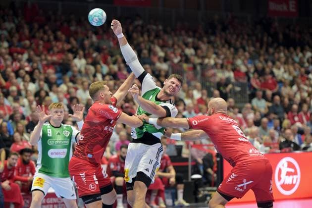 Sebastian Heymann (TSV Hannover-Burgdorf 11) beim Wurf; David Mandic (MT Melsungen 7), Adrian Sipos (MT Melsungen 8) (R) , GER, MT Melsungen - TSV Hannover-Burgdorf, Handball, 1. Bundesliga, 7. Spieltag, Saison 2026 2027, 03.10.2026, GER, MT Melsungen - Hannover-Burgdorf, Handball, 1. Bundesliga, 7. Spieltag, Saison 2026 2027, 03.10.2026 Kassel Copyright: xEibner-Pressefotox xRolandxSippelx EP_RSL