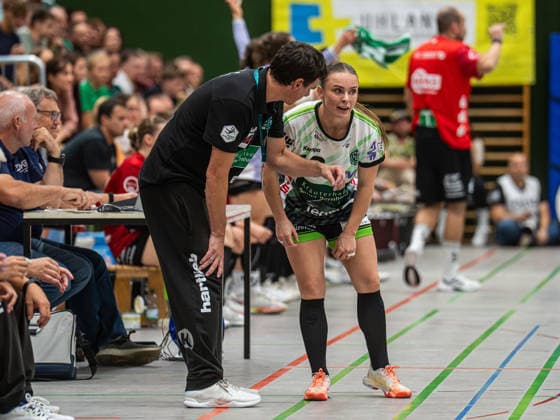 Nico Kiener, Cheftrainer (Frisch Auf Frauen) gibt Mariel ten Velde (Frisch Auf Frauen, 16) Anweisungen, SG Nürtingen-Zizishausen vs. Frisch Auf Goeppingen, Handball, DHB-Pokal, Spielzeit 2026 2027, 03.10.2026 SG Nürtingen-Zizishausen vs. Frisch Auf Goeppingen, Handball, DHB-Pokal, Spielzeit 2026 2027, 03.10.2026 Nuertingen Copyright: xMichaelxSchmidt Eibner-Pressefotx EP_MST