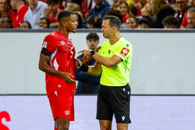 Manuel Akanji (Schweiz, 05) und Schiedsrichter Ivan Kruzliak (SVK) im Dialog, im Gespräch, im Austausch, in Kommunikation , Schweiz, UEFA , Nations League, Matchday 3, Schweiz vs. Slowenien, 03.10.2026, Luzern Swissporarena Schweiz Copyright: xGrantxHubbsx