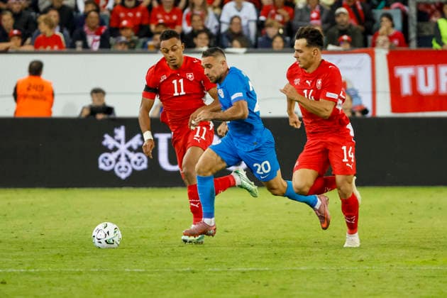 Dan Ndoye (Schweiz, 11), Aljosa Matko (Slowenien, 20) und Ardon Jashari (Schweiz, 14) im Laufduell , Schweiz, UEFA , Nations League, Matchday 3, Schweiz vs. Slowenien, 03.10.2026, Luzern Swissporarena Schweiz Copyright: xGrantxHubbsx