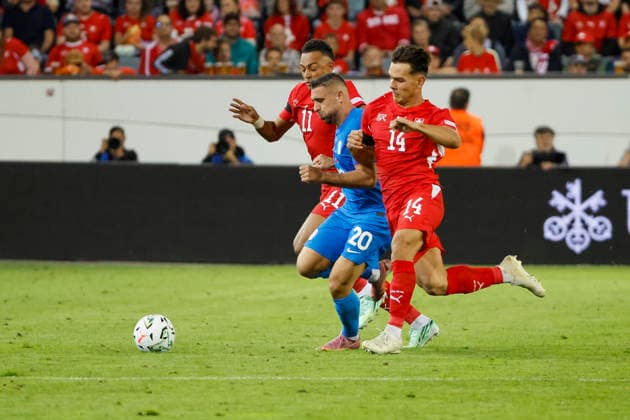 Dan Ndoye (Schweiz, 11), Aljosa Matko (Slowenien, 20) und Ardon Jashari (Schweiz, 14) im Laufduell , Schweiz, UEFA , Nations League, Matchday 3, Schweiz vs. Slowenien, 03.10.2026, Luzern Swissporarena Schweiz Copyright: xGrantxHubbsx