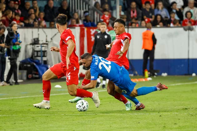 Dan Ndoye (Schweiz, 11), Aljosa Matko (Slowenien, 20) und Ardon Jashari (Schweiz, 14) im Kampf um den Ball , Schweiz, UEFA , Nations League, Matchday 3, Schweiz vs. Slowenien, 03.10.2026, Luzern Swissporarena Schweiz Copyright: xGrantxHubbsx