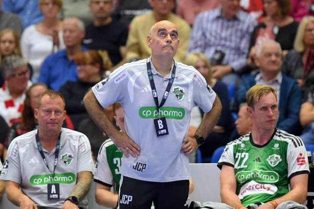 enttaeuscht, frustriert, Emotion auf der Bank: Heidmar Felixson (Co-Trainer TSV Hannover-Burgdorf), Juan Carlos Pastor Gomez (Trainer TSV Hannover-Burgdorf), Marian Michalczik (TSV Hannover-Burgdorf 22) (L-R) , GER, MT Melsungen - TSV Hannover-Burgdorf, Handball, 1. Bundesliga, 7. Spieltag, Saison 2026 2027, 03.10.2026, GER, MT Melsungen - Hannover-Burgdorf, Handball, 1. Bundesliga, 7. Spieltag, Saison 2026 2027, 03.10.2026 Kassel Copyright: xEibner-Pressefotox xRolandxSippelx EP_RSL
