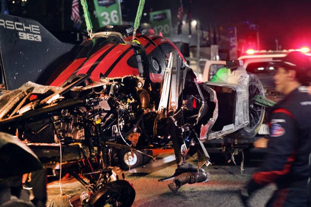 Der nach an einem Unfall schwer beschädigte Porsche 963 7 Felipe Nasr , Laurin Heinrich , Julien Andlauer wird vor dem Porsche Penske Zelt abgeladen, IMSA Rennserie, 29. Motul Petit le Mans Rennen, Road Atlanta, Georgia, USA, 03.10.2026, Ausfall,