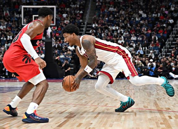 October 3, 2026, Quebec, On, Canada: Miami Heat s Myron Gardner, right, looks to pass as Toronto Raptors Jaden Bradley defends during NBA, Basketball Herren, USA preseason basketball action in Quebec City, Saturday, Oct. 3, 2026. Canada News - October 3, 2026 - ZUMAc35_ 20261003_zaf_c35_133 Copyright: xJacquesxBoissinotx