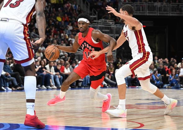October 3, 2026, Quebec, On, Canada: Toronto Raptors JaKobe Walter drives past Miami Heat s Klay Thompson during NBA, Basketball Herren, USA preseason basketball action in Quebec City, Saturday, Oct. 3, 2026. Canada News - October 3, 2026 - ZUMAc35_ 20261003_zaf_c35_139 Copyright: xJacquesxBoissinotx