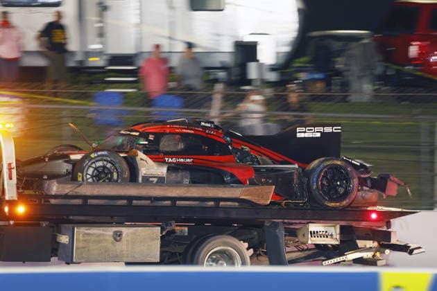Der nach an einem Unfall schwer beschädigte Porsche 963 7 Felipe Nasr , Laurin Heinrich, Julien Andlauer auf einem Abschleppwagen, IMSA Rennserie, 29. Motul Petit le Mans Rennen, Road Atlanta, Georgia, USA, 03.10.2026, Ausfall, Abtransport