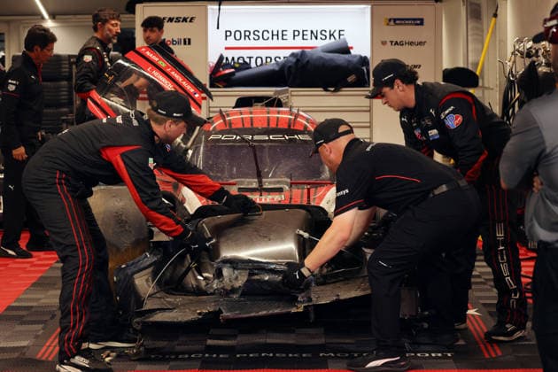 Mechaniker arbeiten an dem nach einem Unfall schwer beschädigten Porsche 963 7 Felipe Nasr , Laurin Heinrich , Julien Andlauer, Porsche Penske Zelt, IMSA Rennserie, 29. Motul Petit le Mans Rennen, Road Atlanta, Georgia, USA, 03.10.2026, Ausfall,