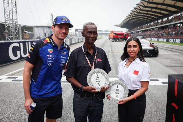 F1 - BAHRAIN GRAND PRIX IN MALAYSIA 2026 VERSTAPPEN Max (nld), Red Bull Racing Ford RB22, portrait marshall award, commissaire de piste, marshal, marshalls, marshals during the 2026 Formula 1 Bahrain Grand Prix in Malaysia, 16th round of the 2026 Formula One World Championship, WM, Weltmeisterschaft from October 2 to 4, 2026 on the Sepang International Circuit, in Sepang, Malaysia - SepangMalaysia Copyright: xANTONINxVINCENTx