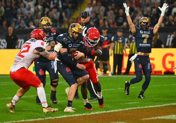 2.v.l.: Quarterback Rocky Lombardi (5, Dresden) läuft zum Touchdown, GFL-Bowl, Bowl, Endspiel um die deutsche Meisterschaft zwischen den Dresden Monarchs und den Potsdam Royals, Finale, American Football, German Football League, GFL, Dresden, Rudolf-Harbig-Stadion Dresden, 03.10.2026,