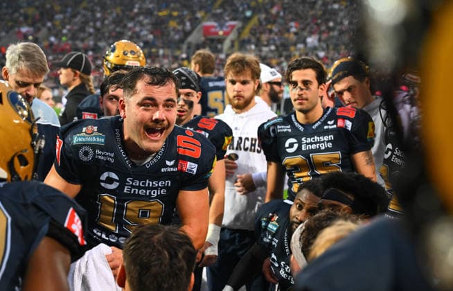 Mitte: Vance Feuerbacher (Dresden) macht seine Mitspieler heiß, GFL-Bowl, Bowl, Endspiel um die deutsche Meisterschaft zwischen den Dresden Monarchs und den Potsdam Royals, Finale, American Football, German Football League, GFL, Dresden, Rudolf-Harbig-Stadion Dresden, 03.10.2026,