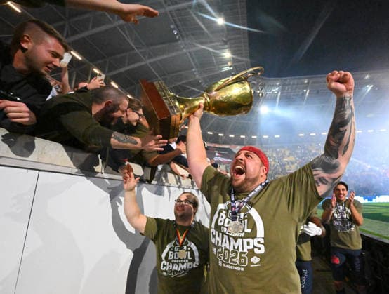 Phillip Most, auf der Ehrenrund, Siegerjubel mit dem Pokal, Stadionrunde, Meisterpokal, die Dresden Monarchs sind Deutscher Meister 2026, GFL-Bowl, Bowl, Endspiel um die deutsche Meisterschaft zwischen den Dresden Monarchs und den Potsdam Royals, Finale, American Football, German Football League, GFL, Dresden, Rudolf-Harbig-Stadion Dresden, 03.10.2026,
