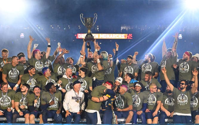 die Dresden Monarchs sind Deutscher Meister 2026, Siegerehrung mit dem Meisterpokal, Pokal, GFL-Bowl, Bowl, Endspiel um die deutsche Meisterschaft zwischen den Dresden Monarchs und den Potsdam Royals, Finale, American Football, German Football League, GFL, Dresden, Rudolf-Harbig-Stadion Dresden, 03.10.2026,