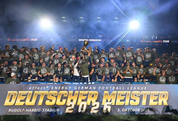 die Dresden Monarchs sind Deutscher Meister 2026, Siegerehrung mit dem Meisterpokal, Pokal, GFL-Bowl, Bowl, Endspiel um die deutsche Meisterschaft zwischen den Dresden Monarchs und den Potsdam Royals, Finale, American Football, German Football League, GFL, Dresden, Rudolf-Harbig-Stadion Dresden, 03.10.2026,