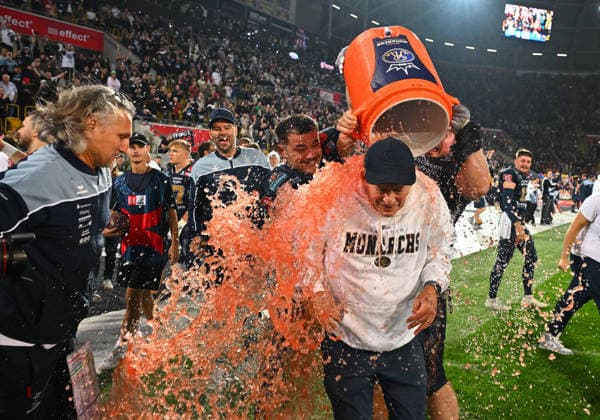 Dusche für Headcoach Greg Seamon (Dresden) beim Abpfiff des Spiels, die Dresden Monarchs sind Deutscher Meister 2026, GFL-Bowl, Bowl, Endspiel um die deutsche Meisterschaft zwischen den Dresden Monarchs und den Potsdam Royals, Finale, American Football, German Football League, GFL, Dresden, Rudolf-Harbig-Stadion Dresden, 03.10.2026,
