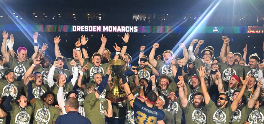 die Dresden Monarchs sind Deutscher Meister 2026, Siegerehrung mit dem Meisterpokal, Pokal, GFL-Bowl, Bowl, Endspiel um die deutsche Meisterschaft zwischen den Dresden Monarchs und den Potsdam Royals, Finale, American Football, German Football League, GFL, Dresden, Rudolf-Harbig-Stadion Dresden, 03.10.2026,