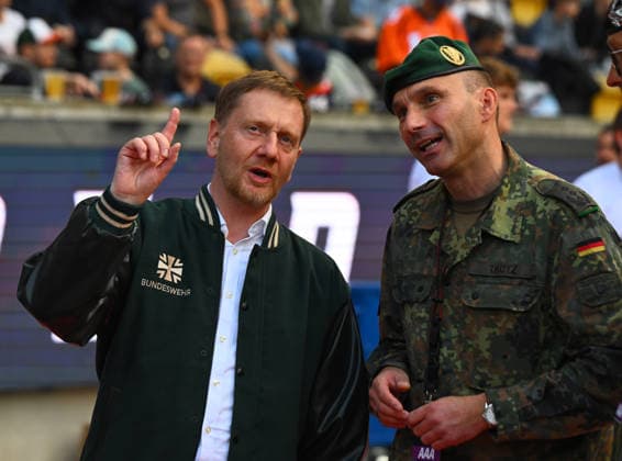 v.l.: Sachsens Ministerpräsident Michael Kretschmer, Oberst Marco Tkotz (Kommandeur des Landeskommandos Sachsen), Bundeswehr, Armee, GFL-Bowl, Bowl, Endspiel um die deutsche Meisterschaft zwischen den Dresden Monarchs und den Potsdam Royals, Finale, American Football, German Football League, GFL, Dresden, Rudolf-Harbig-Stadion Dresden, 03.10.2026,