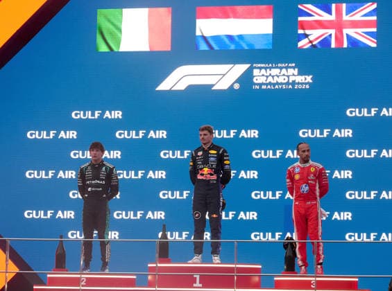 2026 Formula 1 Gulf Air Bahrain Grand Prix 04.10.2026, Sepang International Circuit, Kuala Lumpur, 2026 Formula 1 Gulf Air Bahrain Grand Prix , Podium:, Sieger Max Verstappen (NLD), Oracle Red Bull Racing, 2.Platz für Andrea Kimi Antonelli (ITA), Mercedes-AMG Petronas Formula One Team, 3.Platz für Lewis Hamilton (GBR), Scuderia Ferrari HP Kuala Lumpur Sepang International Circuit Malaysia Copyright: xNordphotox xBraticx