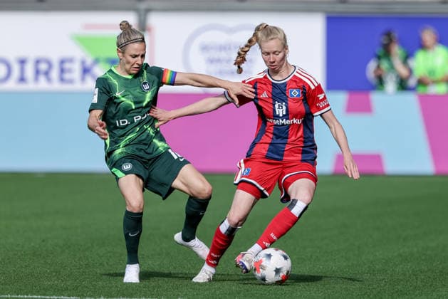 v.li.: Svenja Huth (VfL Wolfsburg, 10) und Jaqueline Dönges (Hamburger SV, HSV, 21) im Zweikampf, Duell, Dynamik, Aktion, Action, Spielszene, DIE DFB-RICHTLINIEN UNTERSAGEN JEGLICHE NUTZUNG VON FOTOS ALS SEQUENZBILDER UND ODER VIDEOÄHNLICHE FOTOSTRECKEN. DFB REGULATIONS PROHIBIT ANY USE OF PHOTOGRAPHS AS IMAGE SEQUENCES AND OR QUASI-VIDEO., 04.10.2026, Wolfsburg (Deutschland), Fussball, Google Pixel Frauen-Bundesliga, VfL Wolfsburg - Hamburger SV