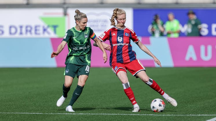 v.li.: Svenja Huth (VfL Wolfsburg, 10) und Jaqueline Dönges (Hamburger SV, HSV, 21) im Zweikampf, Duell, Dynamik, Aktion, Action, Spielszene, DIE DFB-RICHTLINIEN UNTERSAGEN JEGLICHE NUTZUNG VON FOTOS ALS SEQUENZBILDER UND ODER VIDEOÄHNLICHE FOTOSTRECKEN. DFB REGULATIONS PROHIBIT ANY USE OF PHOTOGRAPHS AS IMAGE SEQUENCES AND OR QUASI-VIDEO., 04.10.2026, Wolfsburg (Deutschland), Fussball, Google Pixel Frauen-Bundesliga, VfL Wolfsburg - Hamburger SV